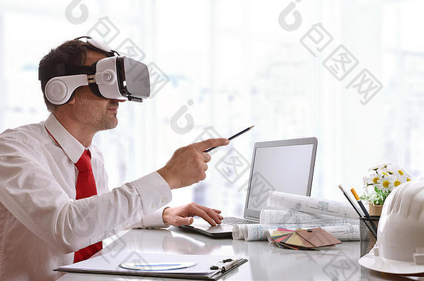 设计师在办公室的虚拟现实眼镜中可视化3d内容。水平构图。