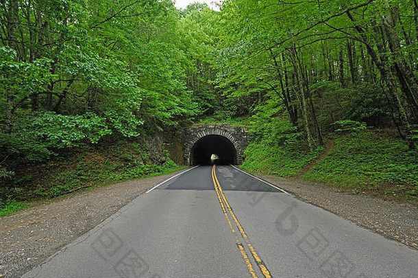 北卡罗莱纳州蓝岭公园路乡村公路上的隧道