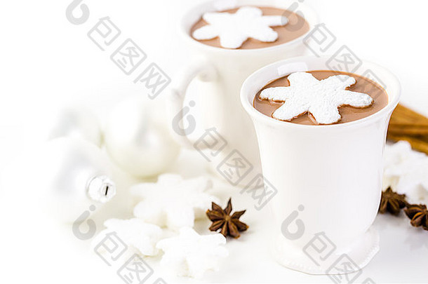 的热巧克力点缀着雪花状的白色棉花糖。