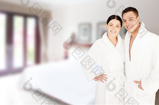 穿着浴衣的幸福夫妇在<strong>温泉</strong>酒店房间