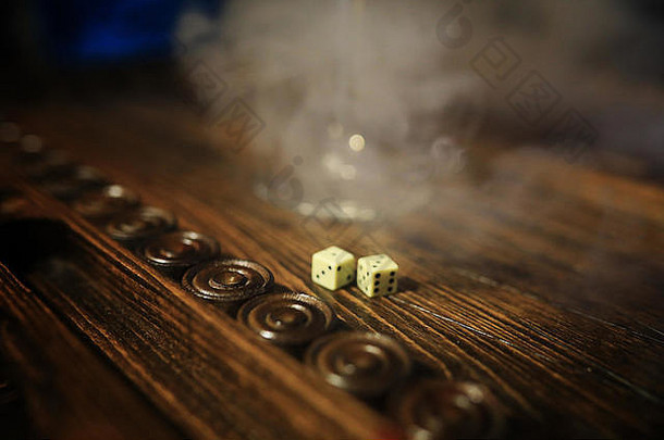 游戏桌手工骰子和双陆棋