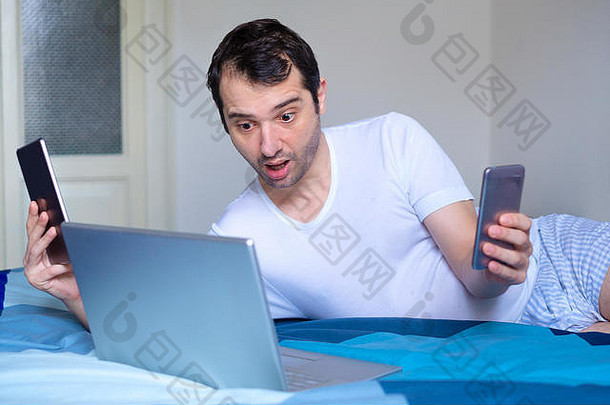 男人躺在床上，无法与互联网技术断开连接，无法尽情观看