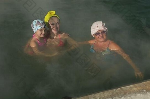 婴儿女孩妈妈祖母游泳热生理盐水矿物水浴传统的水疗中心户外软照明蒸汽女孩女人放松