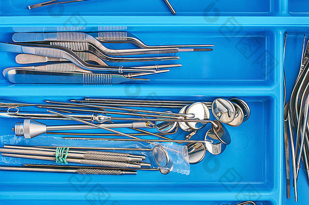 蓝色医疗箱中的耳鼻咽喉科或耳鼻喉科手术器械