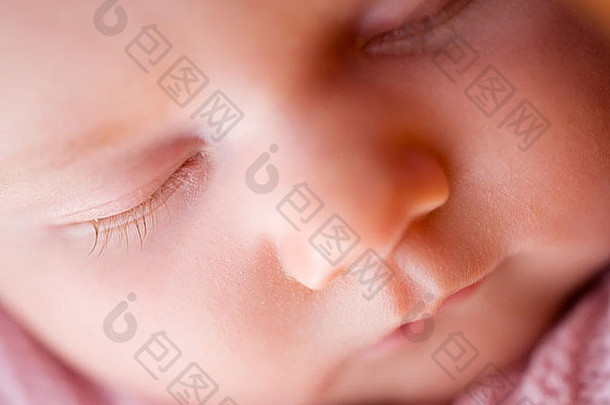 甜美的<strong>梦</strong>。4周大的婴儿在户外睡觉，身上覆盖着温暖的毯子