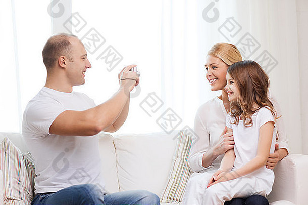 快乐的父亲为母亲和女儿拍照