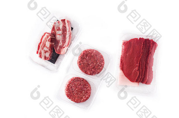 不同类型的肉包装在白色背景上隔离的塑料中
