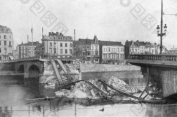 这张照片是在比利时列日的默兹河大桥被比利时人炸毁后不久拍摄的。