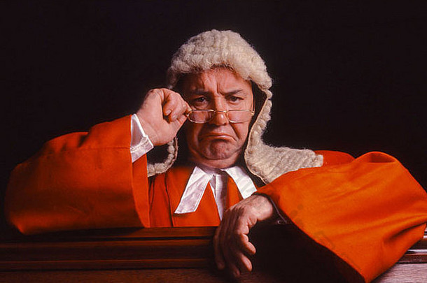 身穿<strong>红袍</strong>的高等法院法官