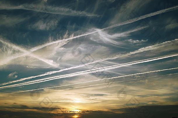 日落时天空蔚蓝，有许多飞机经过