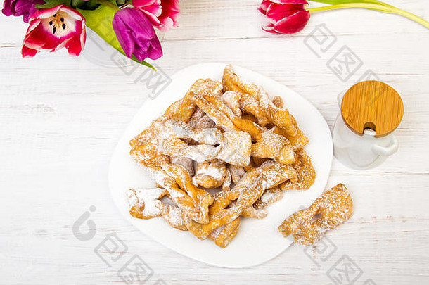法沃基——传统的波兰饼干，周四在Fat餐厅。白色木质背景上的饼干和郁金香花束