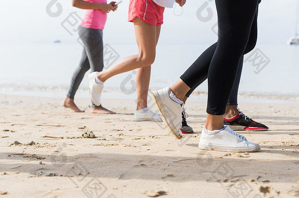 双脚一起在沙滩上<strong>跑步</strong>的画面体育人<strong>跑步</strong>者一起慢跑锻炼团队训练的特写镜头