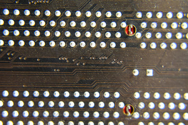 微型电路板的背面。接触焊料。焊接零件。带有电气元件的电子板。计算机设备电子学