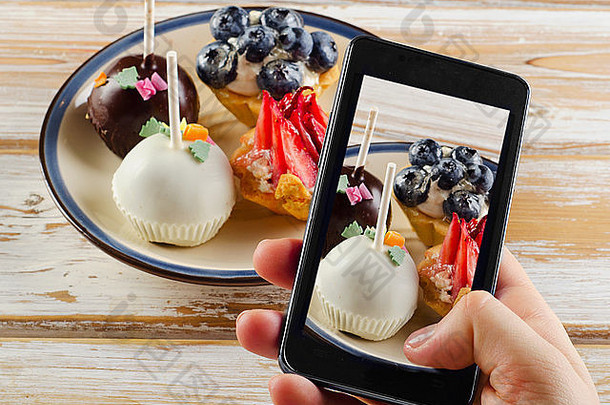 智能手机拍摄的食物照片-带浆果的甜点。