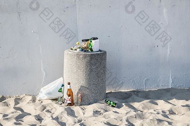 波兰吉德尼亚——2020年5月9日；海滩上的<strong>垃圾</strong>在一个满是<strong>垃圾</strong>的<strong>垃圾</strong>桶里。人们在环境中乱<strong>丢垃圾</strong>的概念。