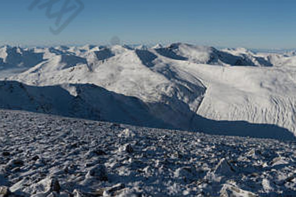 苏格兰西北高地格伦希尔周围冰雪覆盖的山脉全景图
