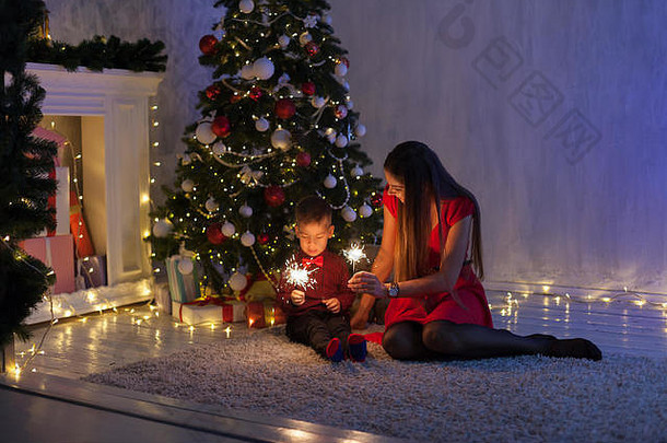 妈妈和儿子<strong>圣诞</strong>树<strong>圣诞</strong>树礼物灯花环