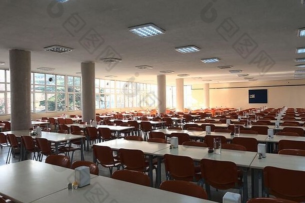 在学校取消后，一个空荡荡的大学食堂被拍到，那里根本没有学生