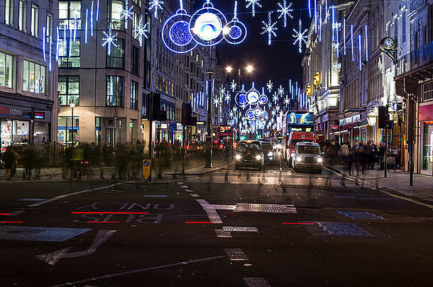 伦敦海滨的<strong>圣诞</strong>装饰和繁忙的交通
