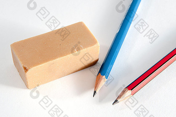 一支红蓝铅笔和一块橡皮擦，背景为白色