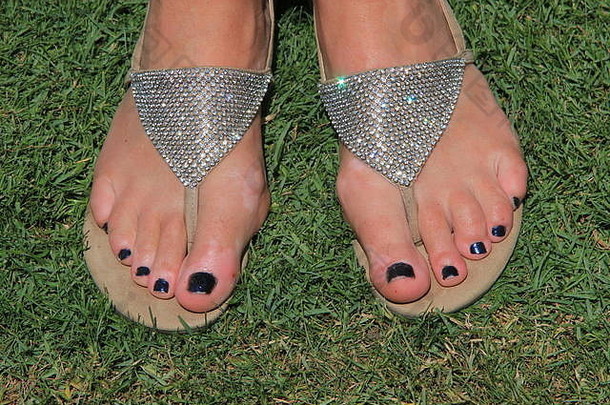 脚趾张开的脚趾<strong>水晶鞋</strong>和整齐的足趾和指甲油站在绿草地上的夏天