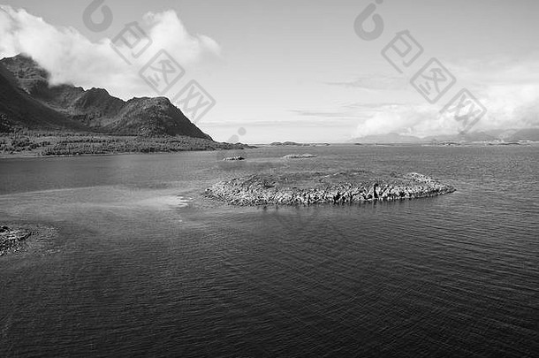 探索世界。环球航行。在挪威，岛上的石头环绕着田园诗般的海水。挪威峡湾岛的海景。岛上多石的悬崖海岸。挪威最好的自然游览地。