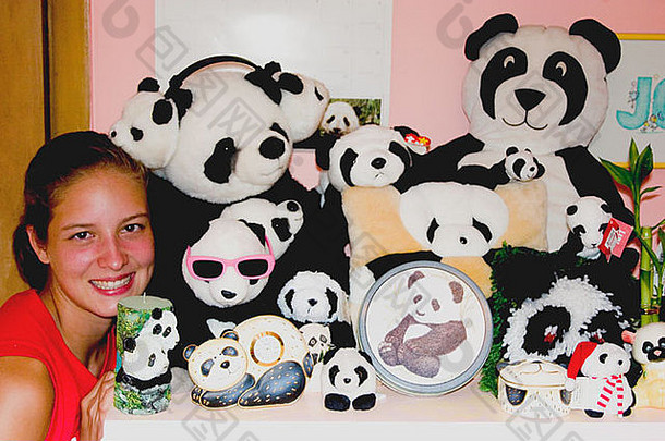 14岁的少女喜欢她的熊猫系列。美国伊利诺伊州唐纳斯格罗夫酒店
