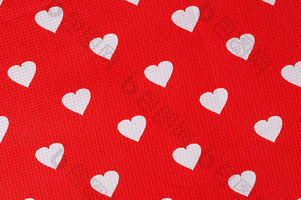 红色织物纹理背景上的心形图案。布上的心。情人节的概念。