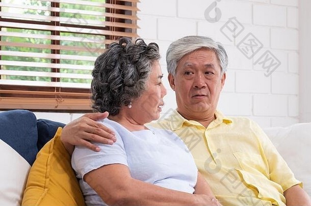亚洲夫妇高级拥抱坐着舒适沙发会说话的生活房间首页