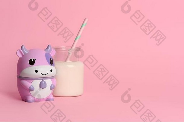 玩具牛瓶牛奶纸稻草粉红色的背景复制空间喝牛奶儿童菜单营养孩子们健康童年