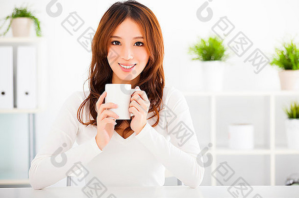快乐的亚洲年轻女子在喝咖啡