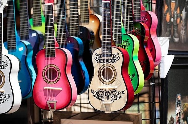 在县集市上出售的彩色吉他，用于装饰和使用