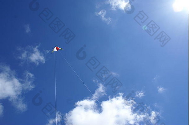 五颜六色的风筝在夏日蔚蓝的天空中飞翔