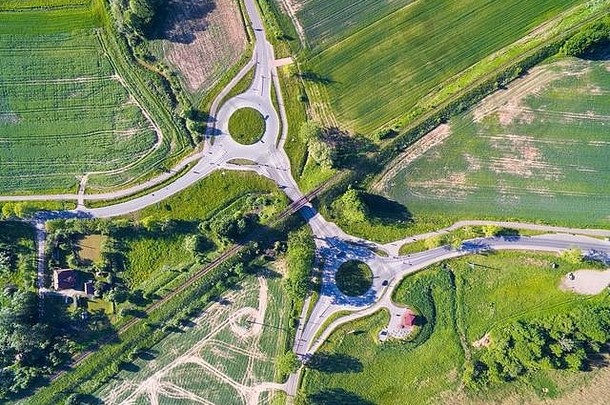 空中视图环形交叉路口圈铁路行自行车车道mazury波兰