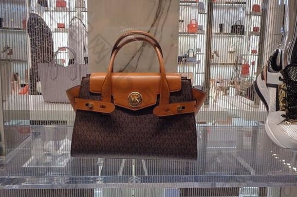 意大利米兰著名购物橱窗和商店的奢侈品牌皮包和皮鞋