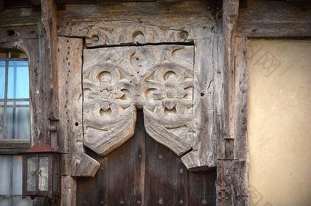 中世纪雕刻橡木门头