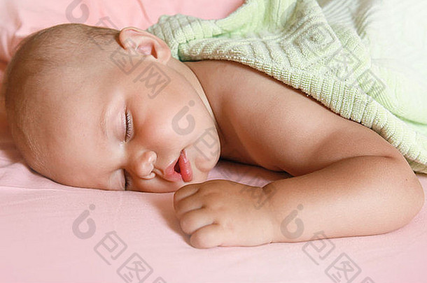 肖像婴儿睡觉床上软绿色毯子