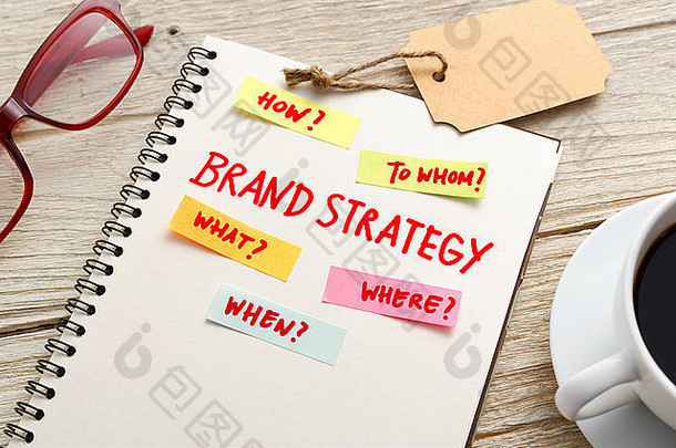 品牌市场营销策略概念笔记本品牌标签咖啡杯办公室桌子上