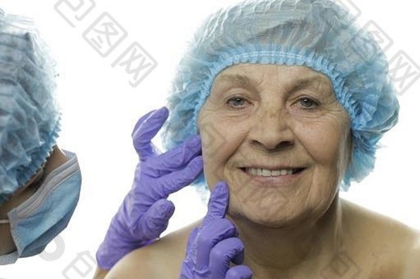 微笑上了年纪的女保护他塑料外科医生医生检查女人脸化妆品手术皮肤病学医生建议病人同意建议白色背景