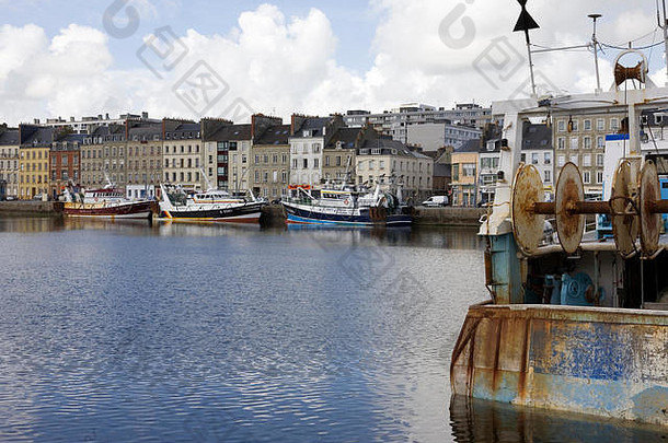 法国诺曼底瑟堡商业区的渔船：<strong>亚历山大</strong>三世码头在后面