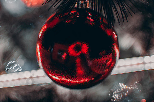 装饰圣诞节树特写镜头红色的球加兰照明灯笼一年的装饰物宏照片散景冬天假期
