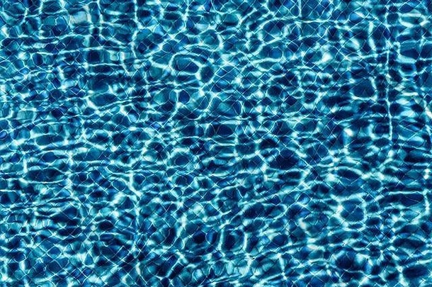 游泳池水中的光折射