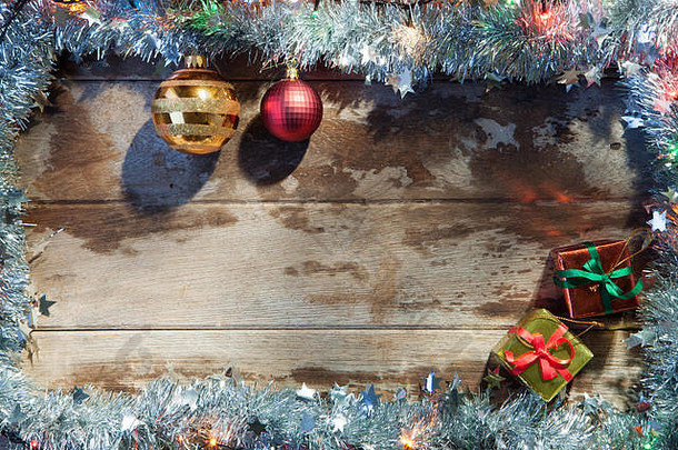 木背上圣诞树玩具、礼物和灯的特写镜头
