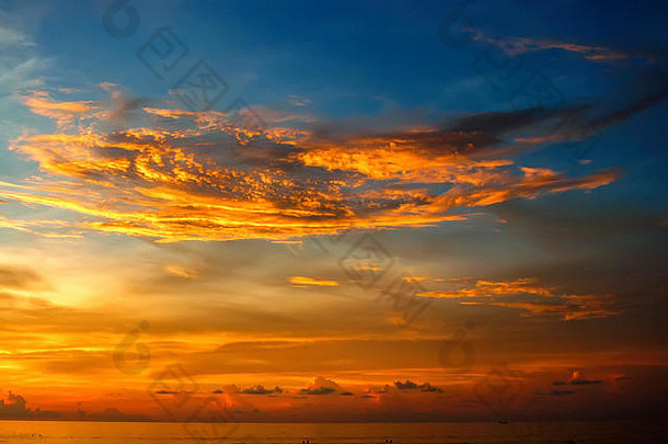 美丽的风景海洋日落波海岸奇怪的云