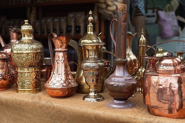 约旦礼品店柜台上摆放着各种东方铜制餐具