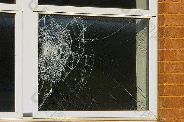 打破窗户的特写镜头，防碎玻璃