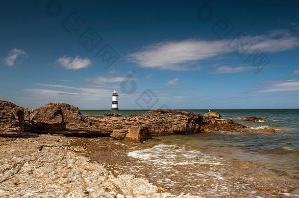美丽的海景描绘了夏天的彭蒙灯塔和周围的海岸特征（Trwyn Du、Perch Rock、Ynys Seiriol、Puffin岛）。
