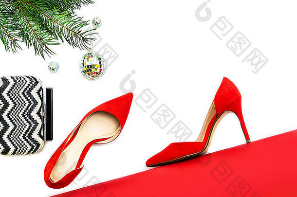 圣诞和新年派对服装由红色鞋子配件、装饰品和白色背景的手袋组成，相互隔离。派对之夜的布局。平面布局、俯视图、空间。