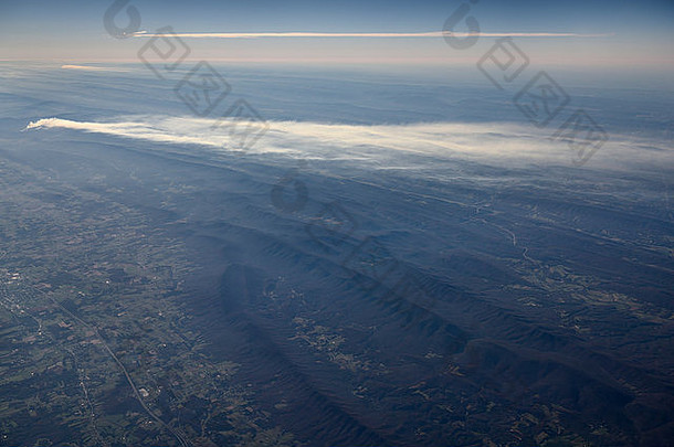 美国西弗吉尼亚州阿巴拉契亚山脉乔治·华盛顿·杰斐逊和莫农加希拉国家<strong>森林火灾</strong>的航空照片