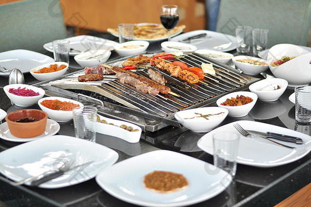传统的塞浦路斯烤肉和鸡肉烤肉串桌子上放着木炭烤肉，在吃饭的时候可以自己做饭